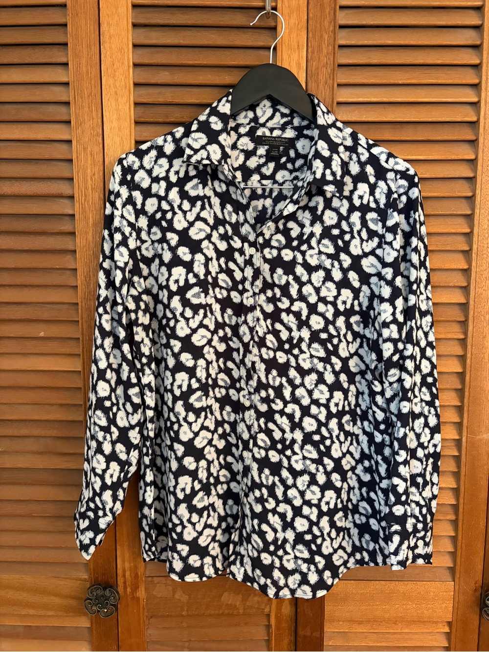 Banana Republic Black and White Printed Button-Down Shirt size large